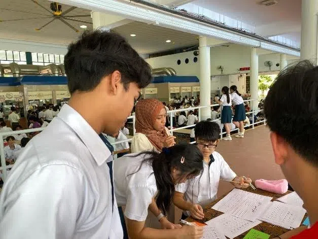 爪夷文书法摊位吸引了学生前来参与。（安德逊实龙岗初院提供）