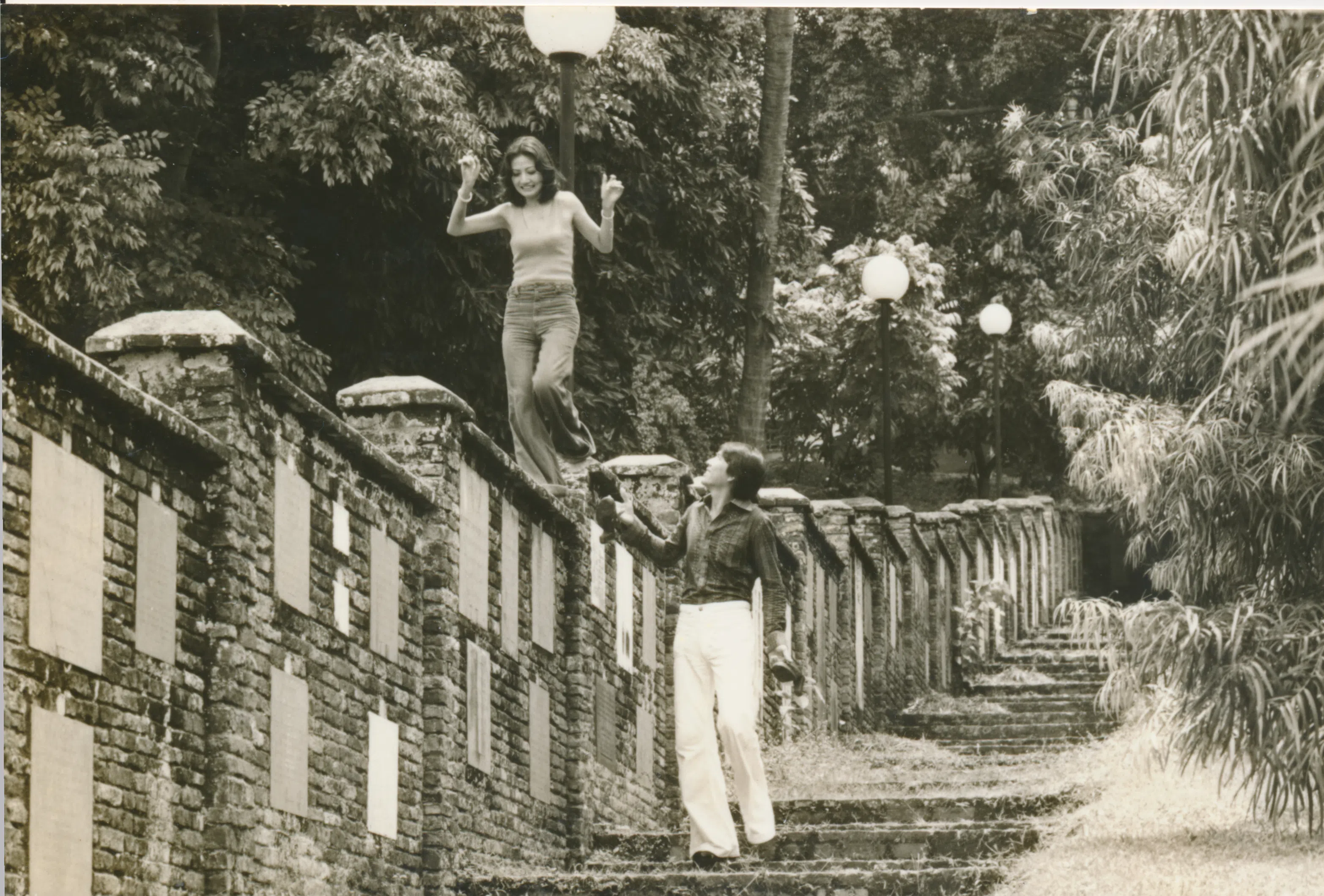 时光倒流，穿越到1976年《红楼梦醒》的拍摄现场，现代南洋宝黛在福康宁山老墙旁拍拖。（彭泰彰提供）