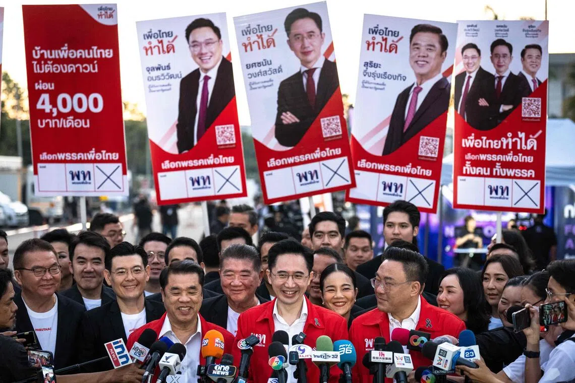 为泰党的首相人选裕差南（中）星期天带领党员接受记者采访。裕差南是前首相达信的外甥。（法新社）