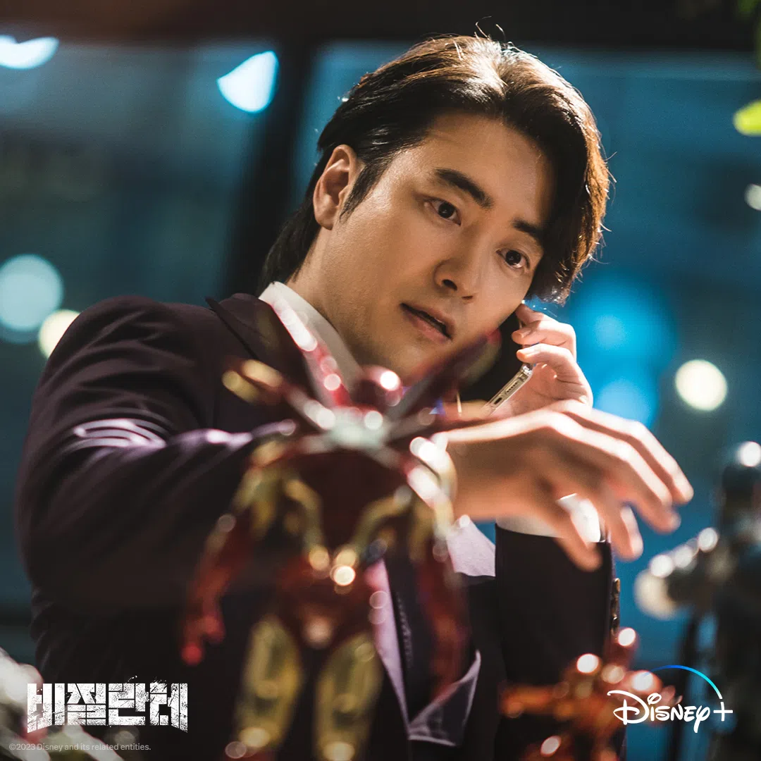 李浚赫初拍摄时，觉得表演出角色的癫狂行径颇难为情。（取自Disney+ Korea IG）