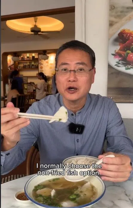 伍伟豪教授热爱美食，其中包括“第一街鱼汤”。（Tiktok@brainwave_waihoe）