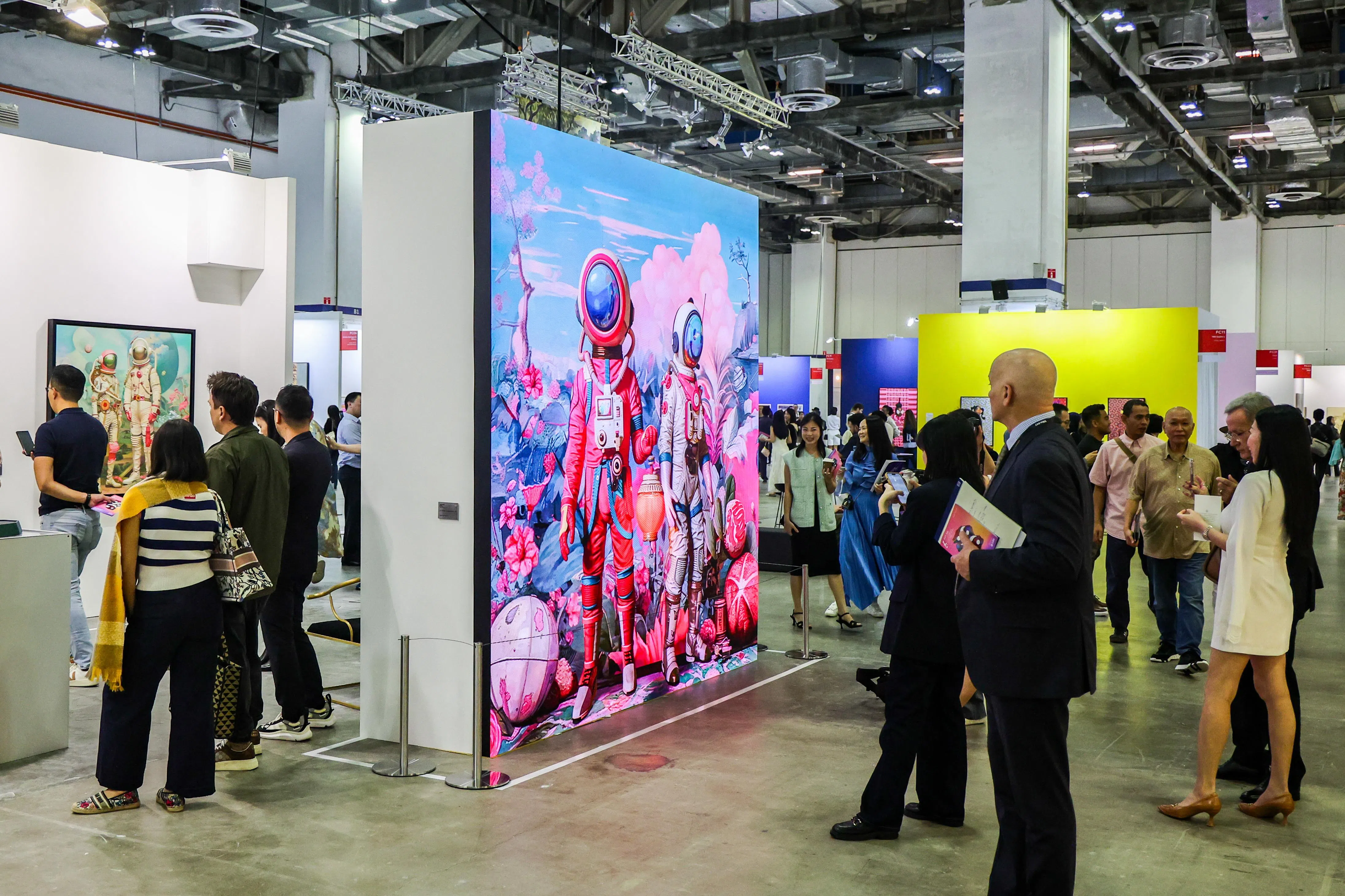 曼谷333Gallery展出新加坡艺术家罗杰瀚的大型数码太空人装置，引起瞩目。（陈斌勤摄）