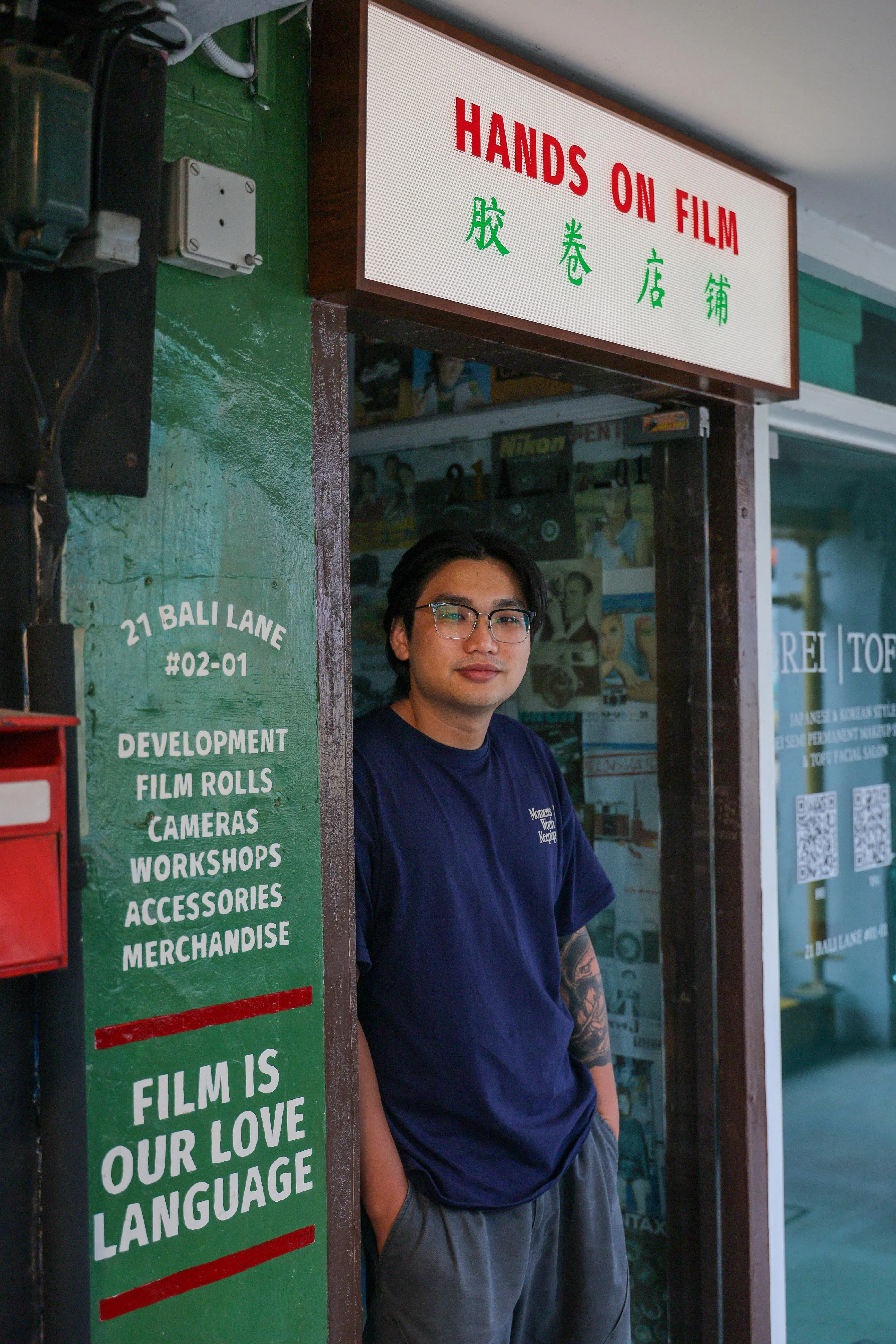 2024年5月1日，“Hands On Film”从牛车水珍珠山台迁至武吉士哈芝巷，王浩祥希望借助更便利的地理位置，吸引更多顾客和游客前来。（龙国雄摄）
