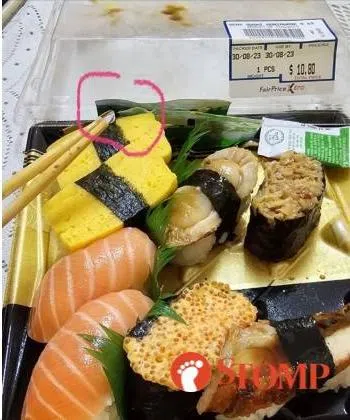 玛丽在包装寿司内发现小塑料片。（图/STOMP）