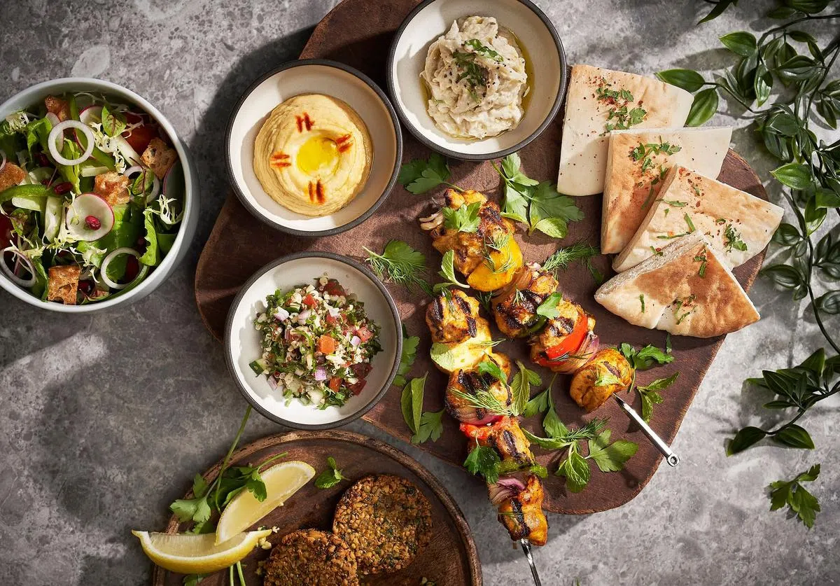 前菜拼盘Mezze Plate让顾客一次过品尝不同种类的地中海料理。
