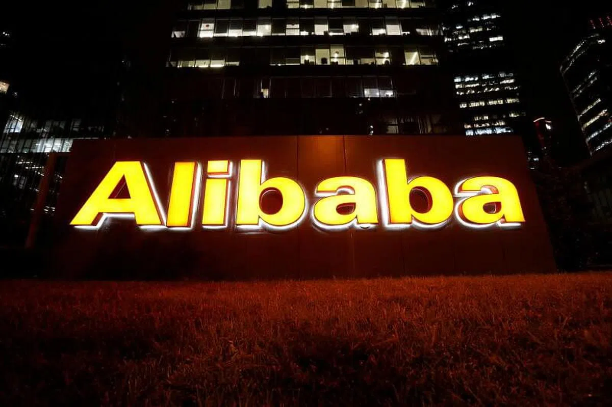 纳斯达克金龙中国指数收盘下挫12％至九年来最低水平。阿里巴巴跌幅超过10％，收于2016年6月以来最低水平，今年累计下跌30％以上。（路透社）