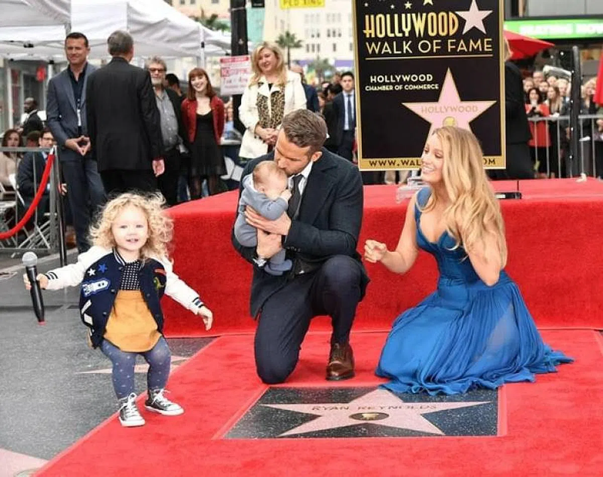 Blake Lively（右起）和Ryan Reynolds全家福。（路透社）