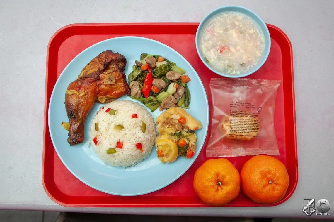 根据基本军事训练中心发布的照片，新年餐点包括香茅和芫荽烤鸡、姜柠蒸鱼，象征着好运与繁荣。（取自BMTC脸书）
