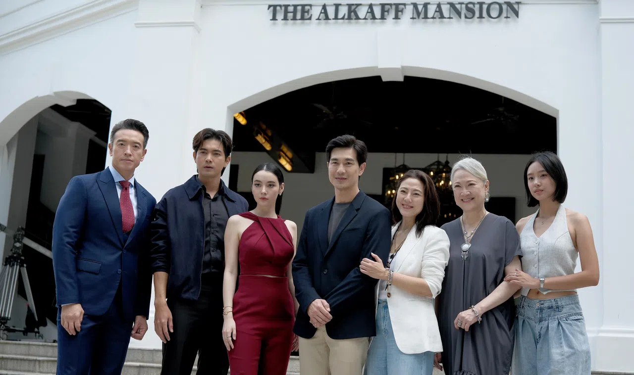 《折影双生》新泰演员Chartayodom Hiranyasthiti（左起）、Hussawee Pakrapongpisan、Mookda Narinrak、方展发、许美珍、洪慧芳和黄慧燕齐聚一堂。（曾坤顺摄）