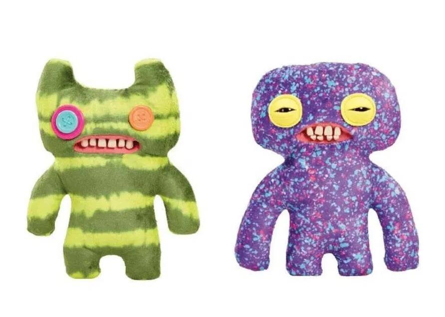 把假牙塞到娃娃嘴里，制成了“丑牙公仔”Fuggler。（取自toysrus.com.sg）