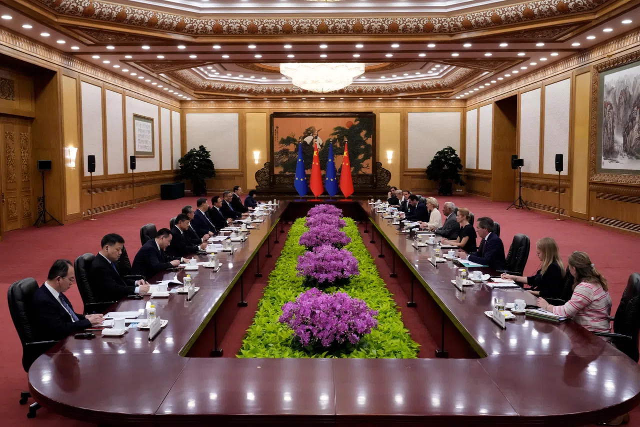 中国国家主席习近平（左六）星期四（7月24日）在北京人民大会堂，会见到访中国的欧洲理事会主席科斯塔（右五）和欧盟委员会主席冯德莱恩（右六）。中国外长王毅（左五）也参加会见。（路透社）