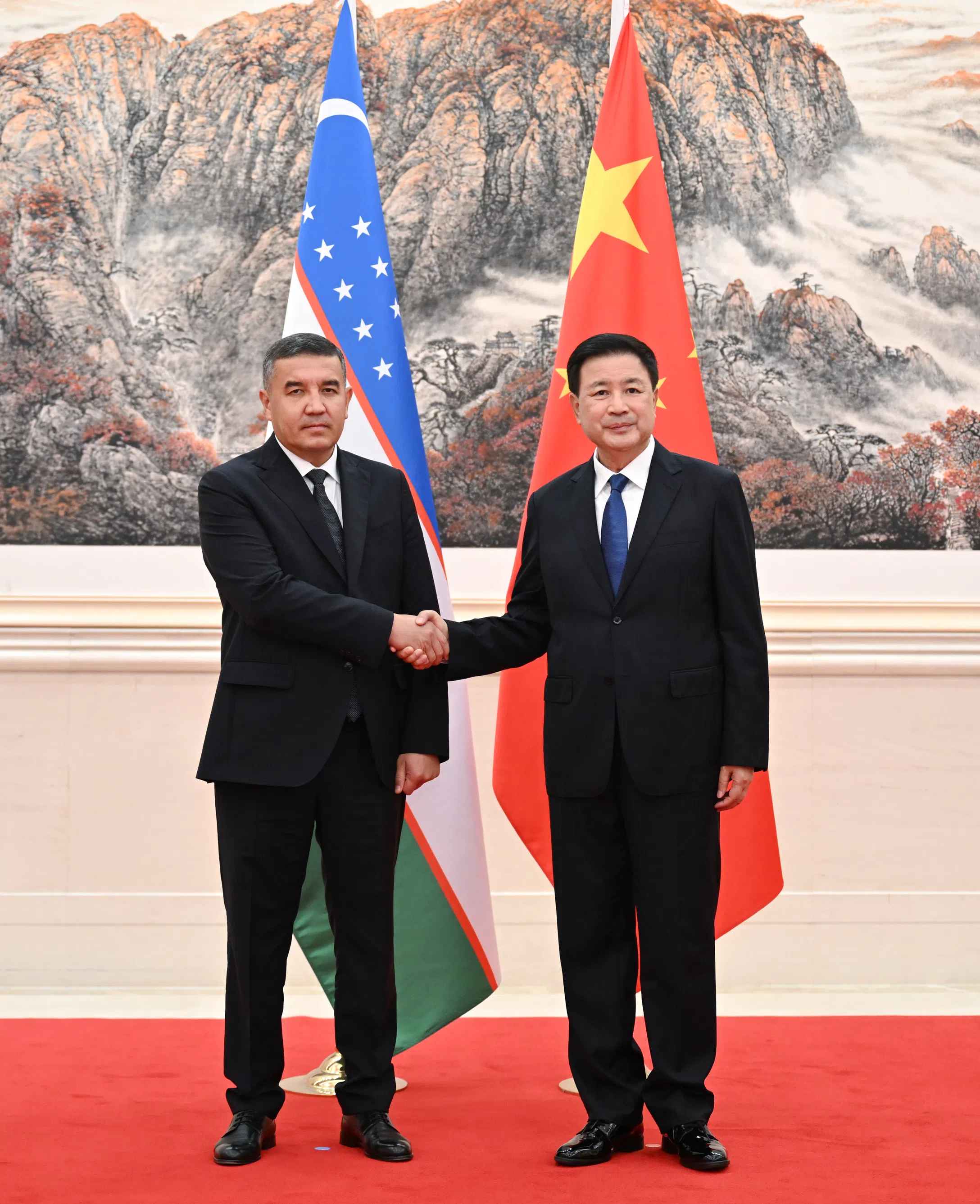 中国公安部部长王小洪（右）星期天（9月6日）在北京会见中亚国家乌兹别克斯坦内务部部长塔什普拉托夫（Aziz Tashpulatov）。（新华社）