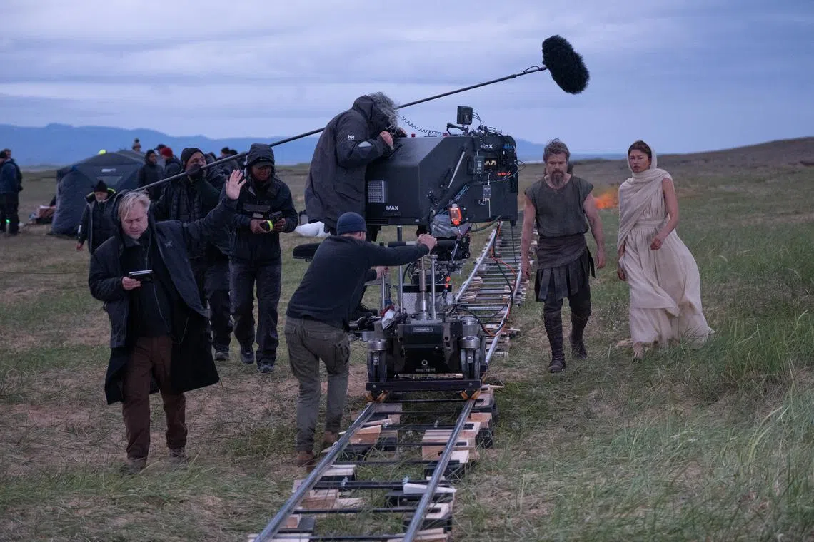 导演Nolan（左角）用IMAX 70mm胶卷拍摄《奥德赛》，并制作成不同格式版本，包括35mm胶卷版。（联邦影业提供）