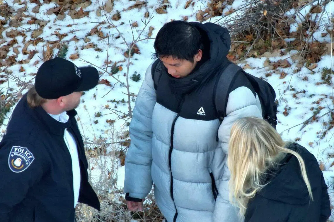 庄凯获救后向警方坦言，诈骗犯威胁要伤害他的家人，所以他只能乖乖就范，听从对方指示躲进山区，营造被俘假象。（法新社）
