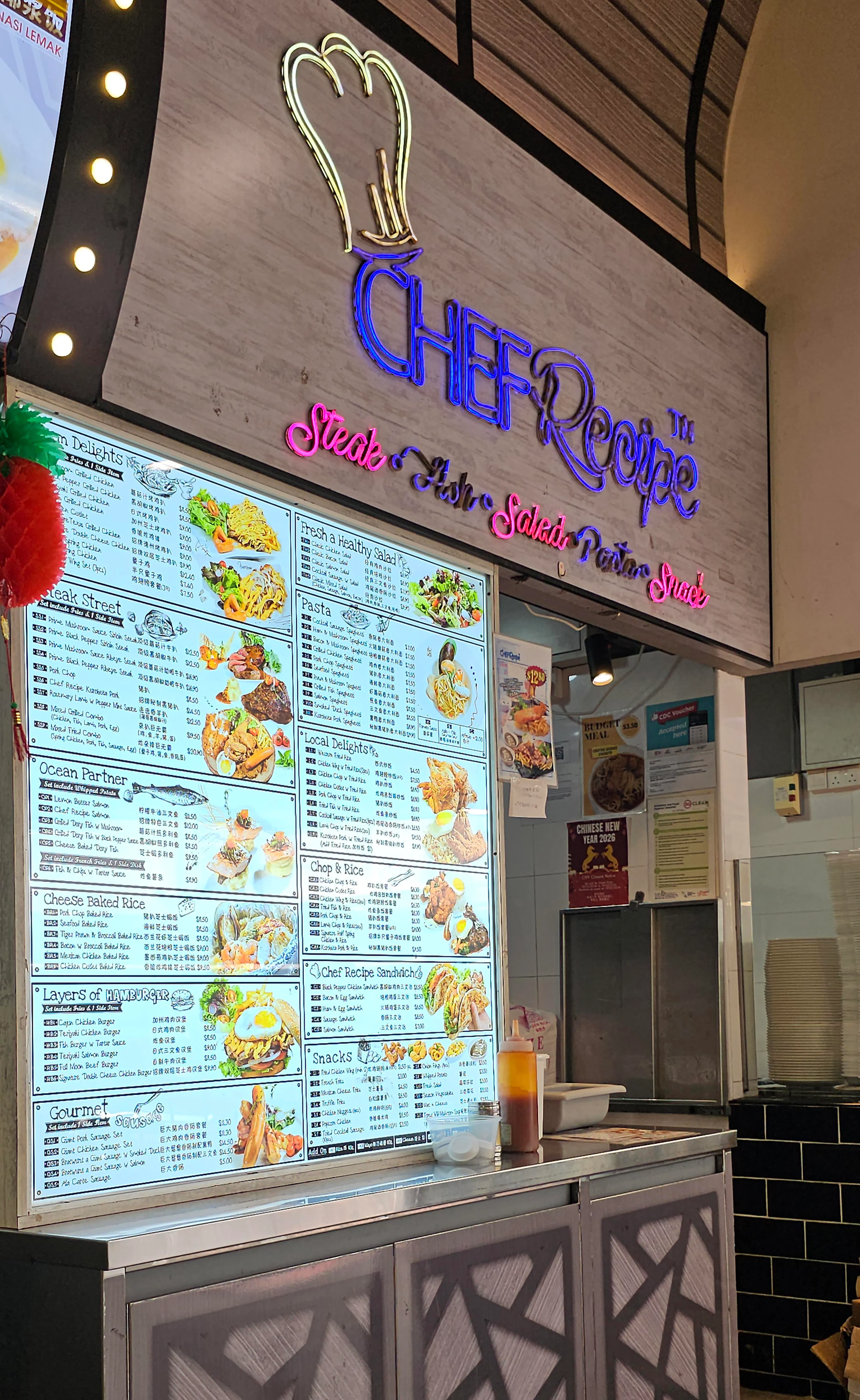 西餐摊位于阿裕尼巷上段第1座咖啡店。（新明日报）