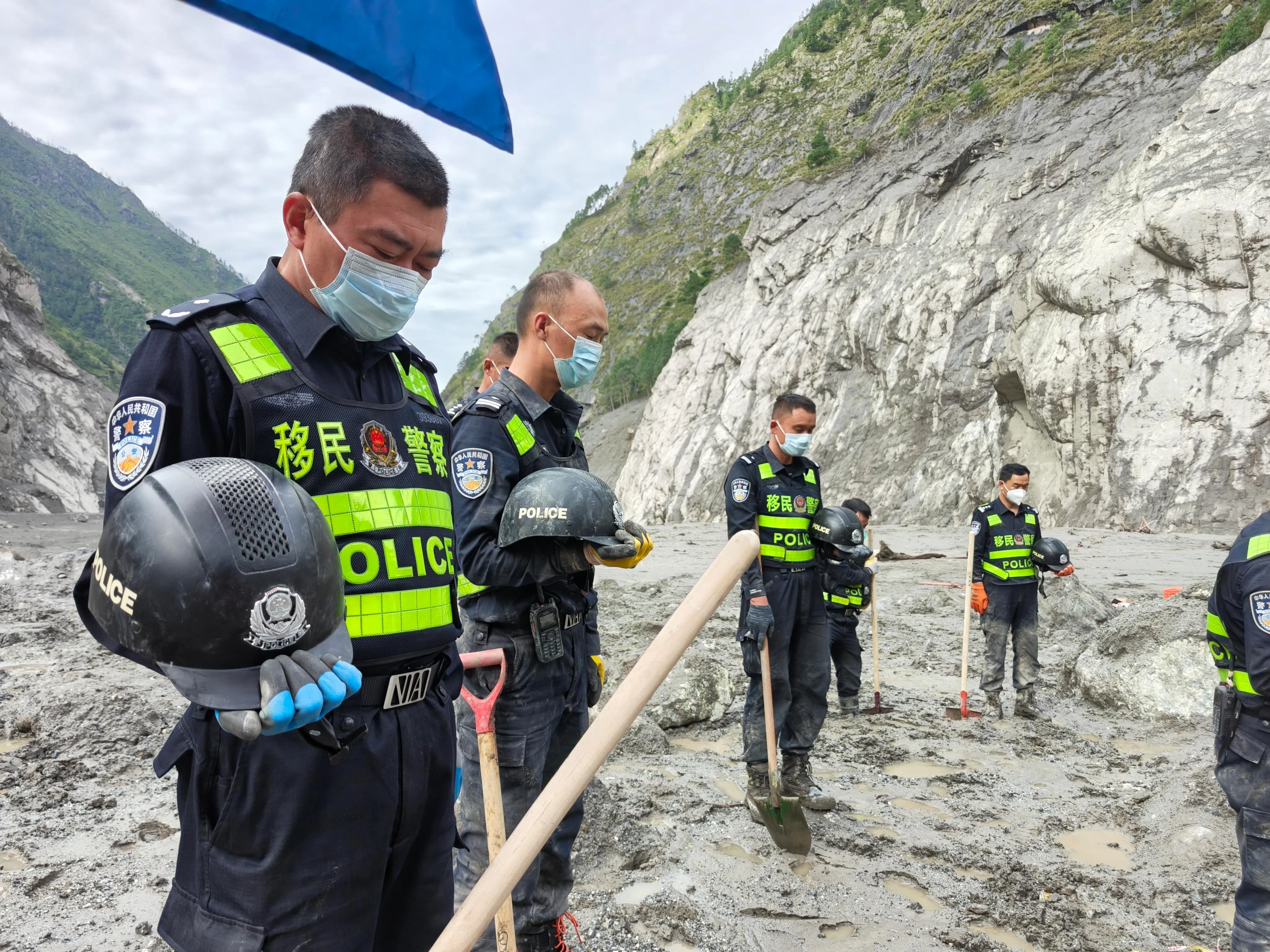 救援人员在救灾最前沿的口岸区域默哀。（新华社）