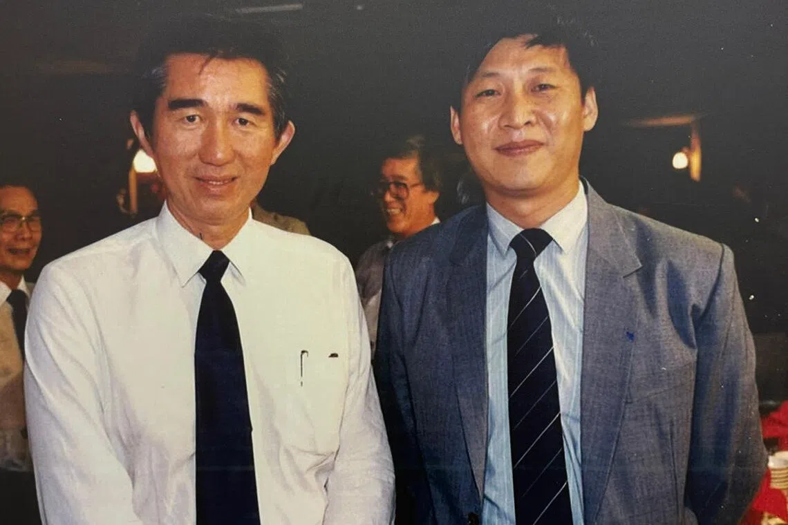 1990年代，时任福州市委书记的习近平（右）访问新加坡，对刘太格完成福州市总体规划表示赞赏，并邀请他主持福州长乐机场的设计工作。（记者翻拍照片）
