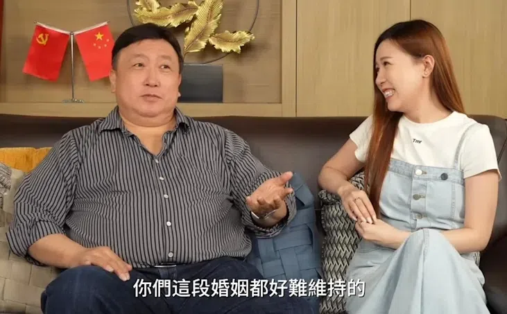 王晶（左）最近和女儿王子涵主持清谈节目，大爆娱乐圈中人的料。（互联网）