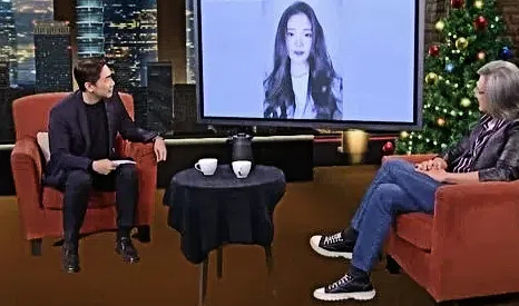 近日包小柏（右）做客节目《台湾启示录》，并在节目中首次公开女儿的AI影像。（互联网）