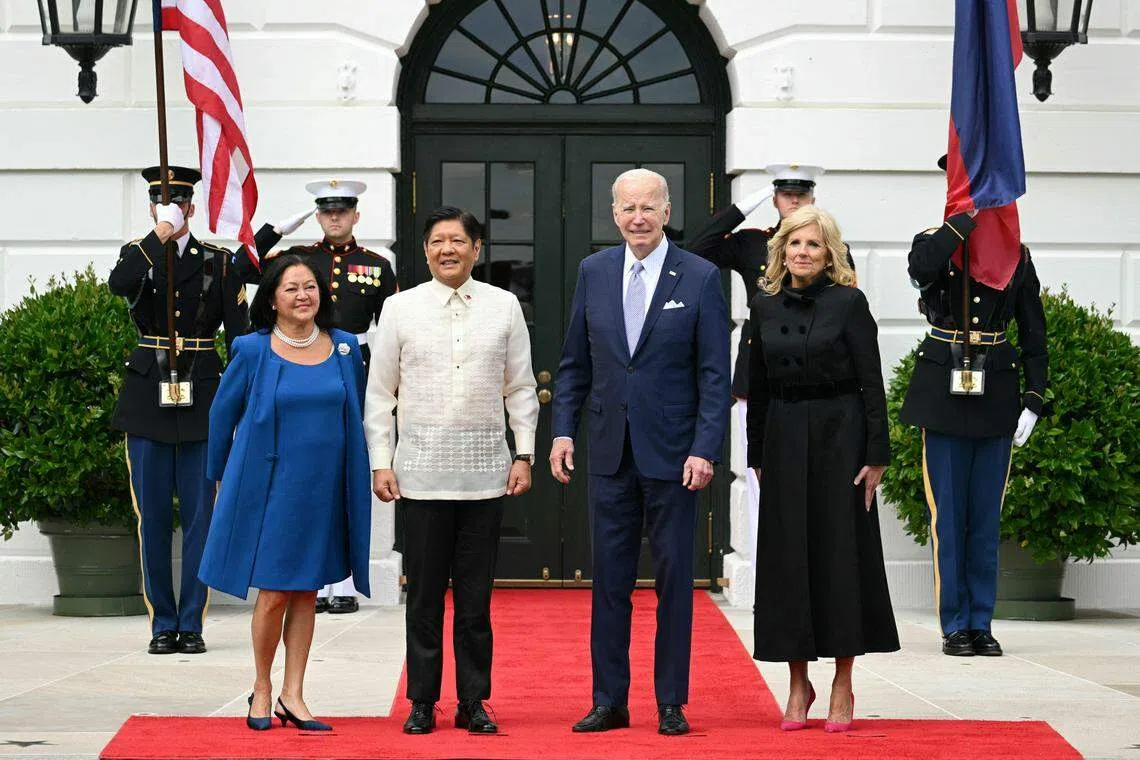 美国总统拜登（右二）携夫人吉尔（右一）在白宫外欢迎菲律宾总统小马可斯（左二）与夫人路易丝·阿拉内塔—马可斯（Louise Araneta-Marcos）。（法新社）