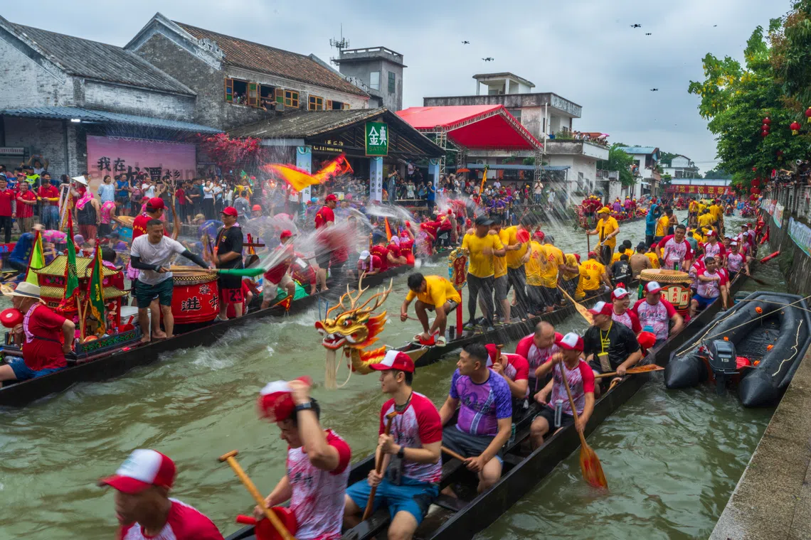 岸上万人欢呼，江面水花送祝福，空中成群航拍。（龙潭）（蔡光发摄）