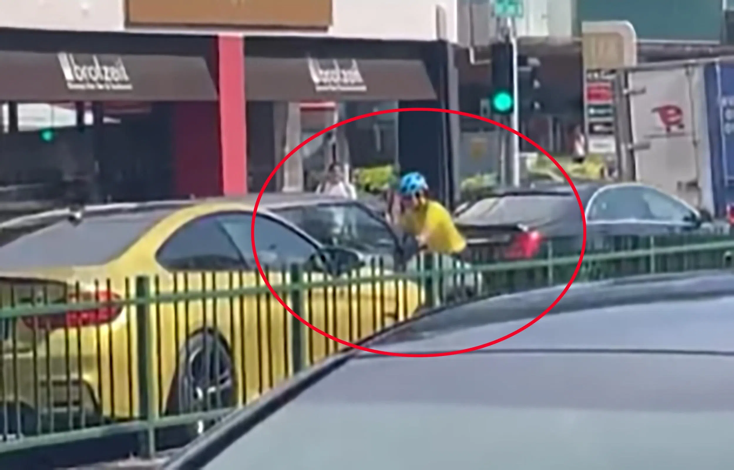 这起事故2023年6月2日下午约3时20分，发生在加东i12购物商场附近的东海岸路。（取自脸书）