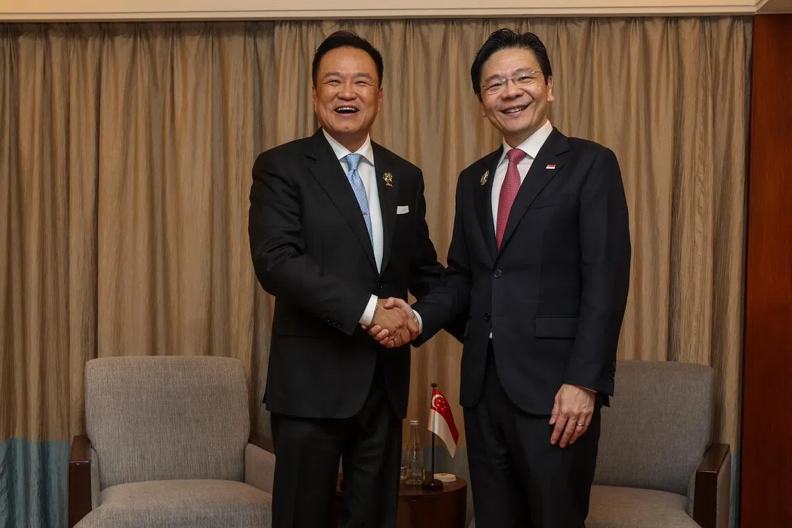黄总理（右）在亚细安峰会期间与泰国首相阿努廷举行双边会谈。黄总理会后在社交媒体X上贴文说，很高兴再次与阿努廷交流，双方正持续推进共同目标，并探讨深化两国关系的新务实合作方式。（白艳琳摄）