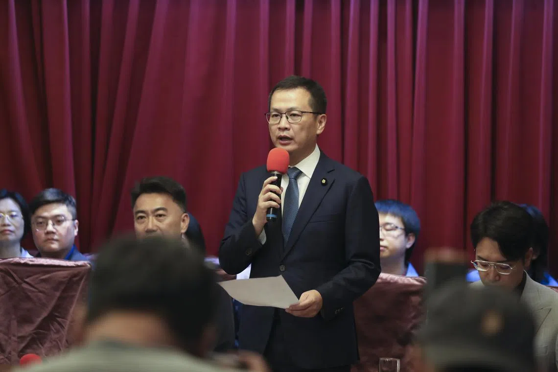 国民党立委罗智强星期二（8月26日）在台北召开记者会，宣布决定参选国民党主席。（中新社）