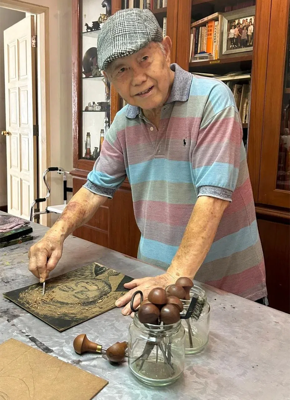 艺术家何家良在家中画室创作木刻版画。（画廊提供）
