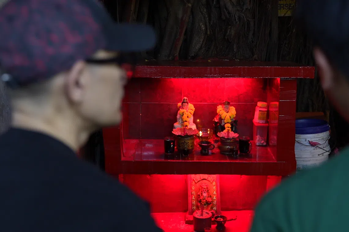 半山芭神龛供奉观音与拿督公，是吉隆坡难得一见的景象。（视频截图）