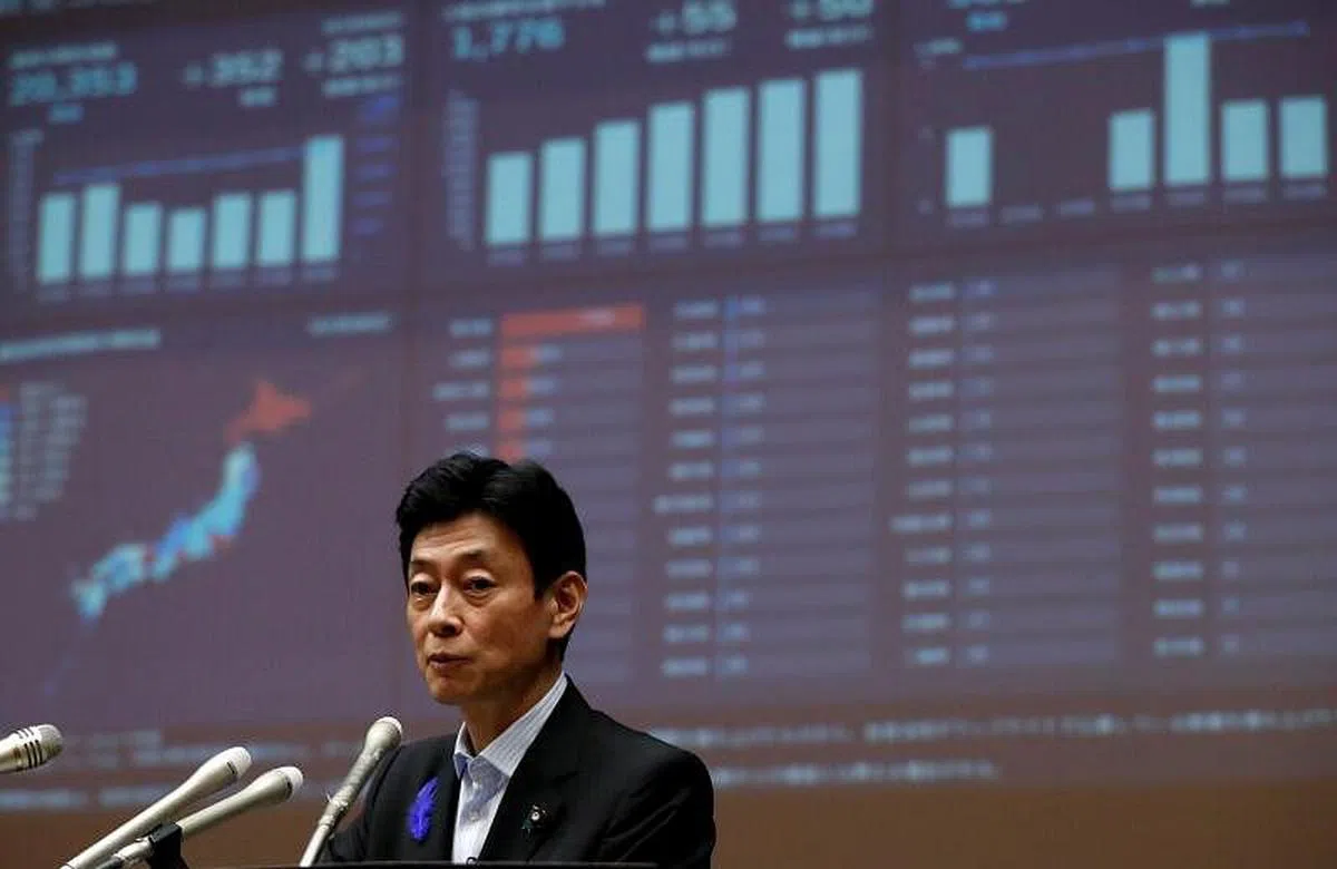 日本经济部长西村康稔去年7月在东京一场记者会上发表讲话。（路透社档案照） 