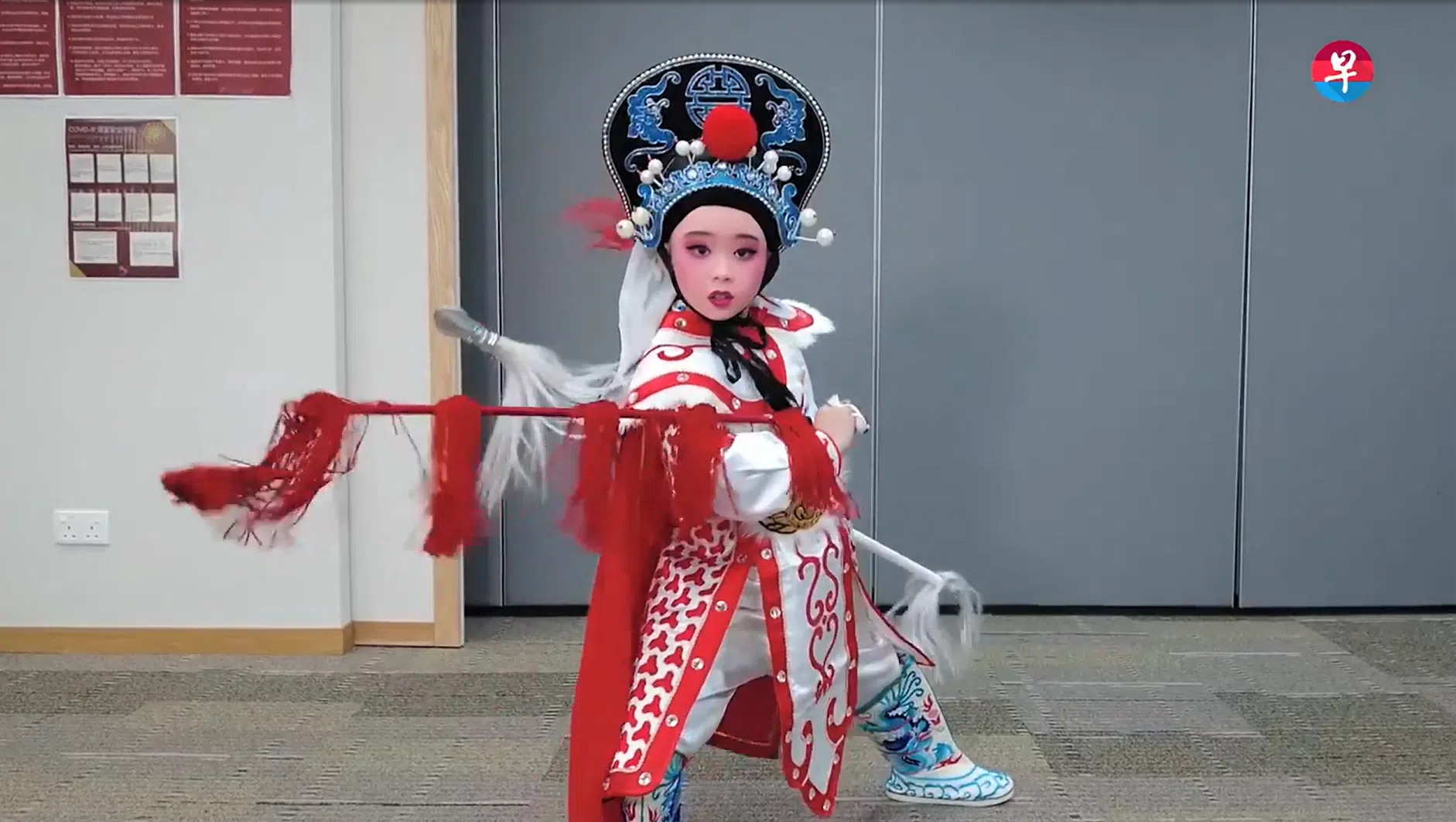 黄诗晴为《联合早报》观众读者演出花木兰，架势十足。（视频截图 / 林泽锐摄）