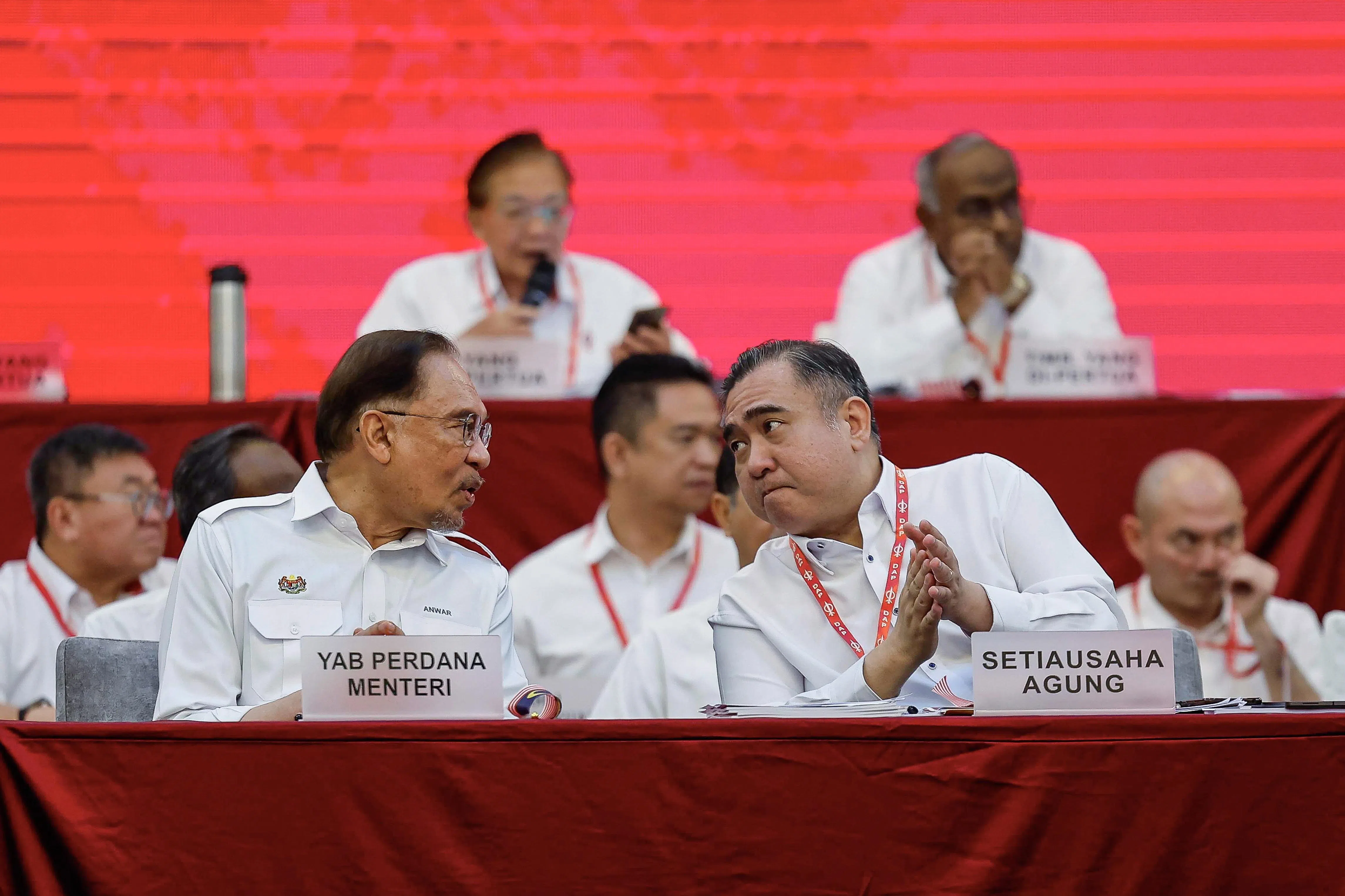 马国首相安华（左）出席民行党全国代表大会，与秘书长陆兆福交谈。（马新社）