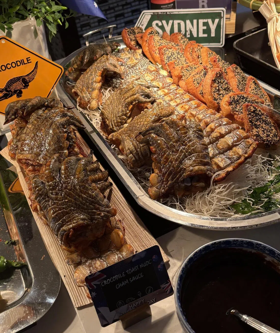 据悉，为庆祝澳大利亚日，滨海湾金沙RISE餐馆特别推出了鳄鱼掌料理。（受访者提供）