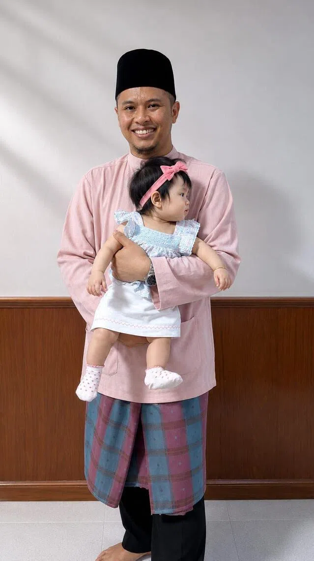 工人党盛港集选区议员穆海民与去年大选后8月出生的女儿，一起庆祝开斋节。（受访者提供）