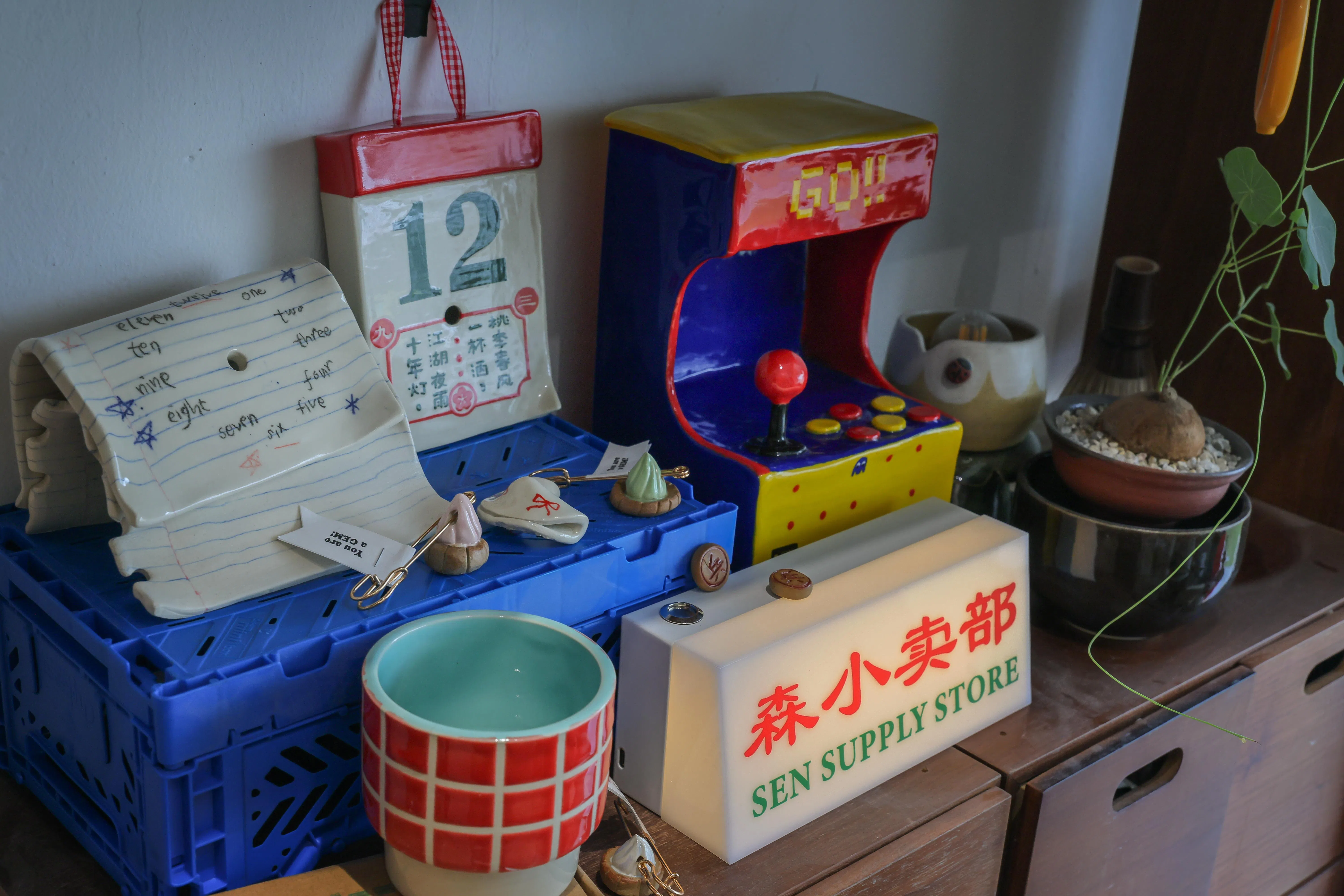 团队打造“森小卖部”的陶艺角落，追忆新加坡的90年代。（龙国雄摄）