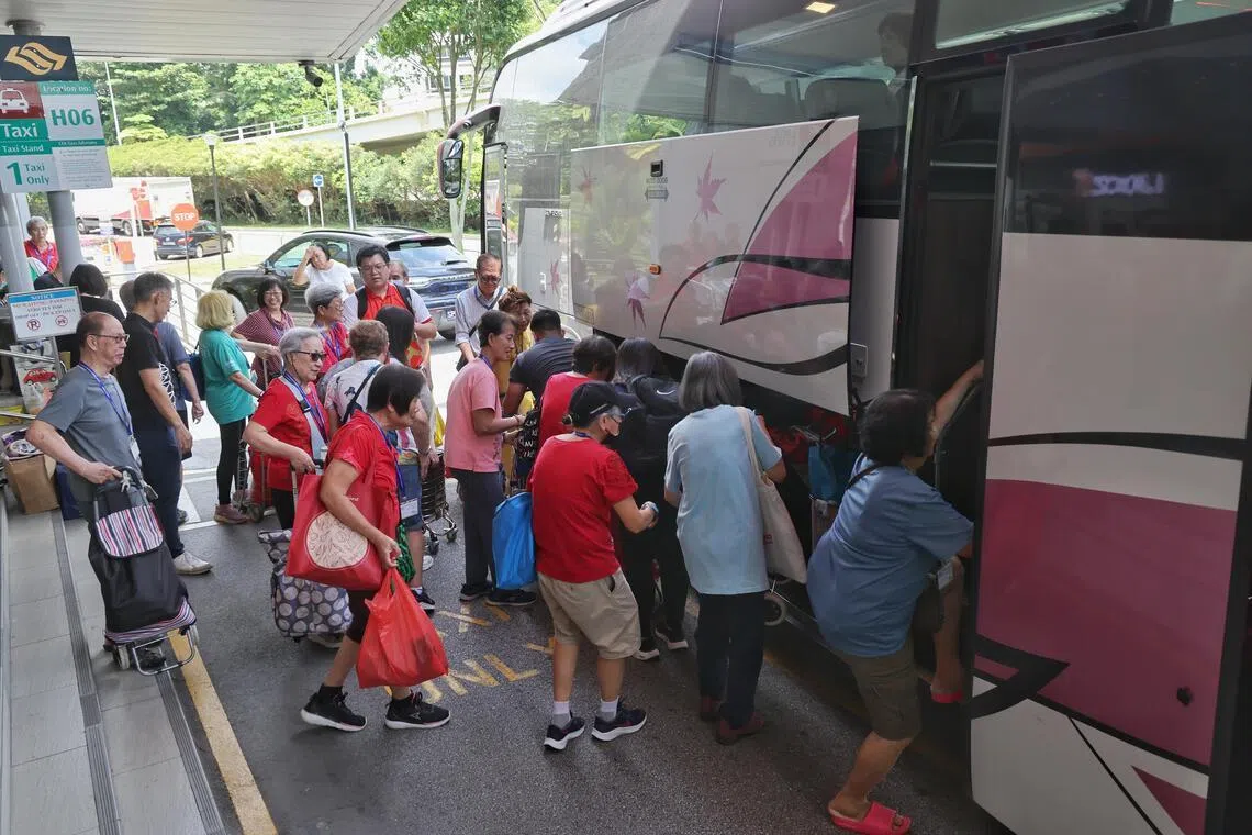 武吉知马公民咨询委员会与社区伙伴合作，为年长者组织了一同到附近超市购物的活动。私人业者Ridewell Travel为活动提供免费巴士接驳的服务。（唐家鸿摄）