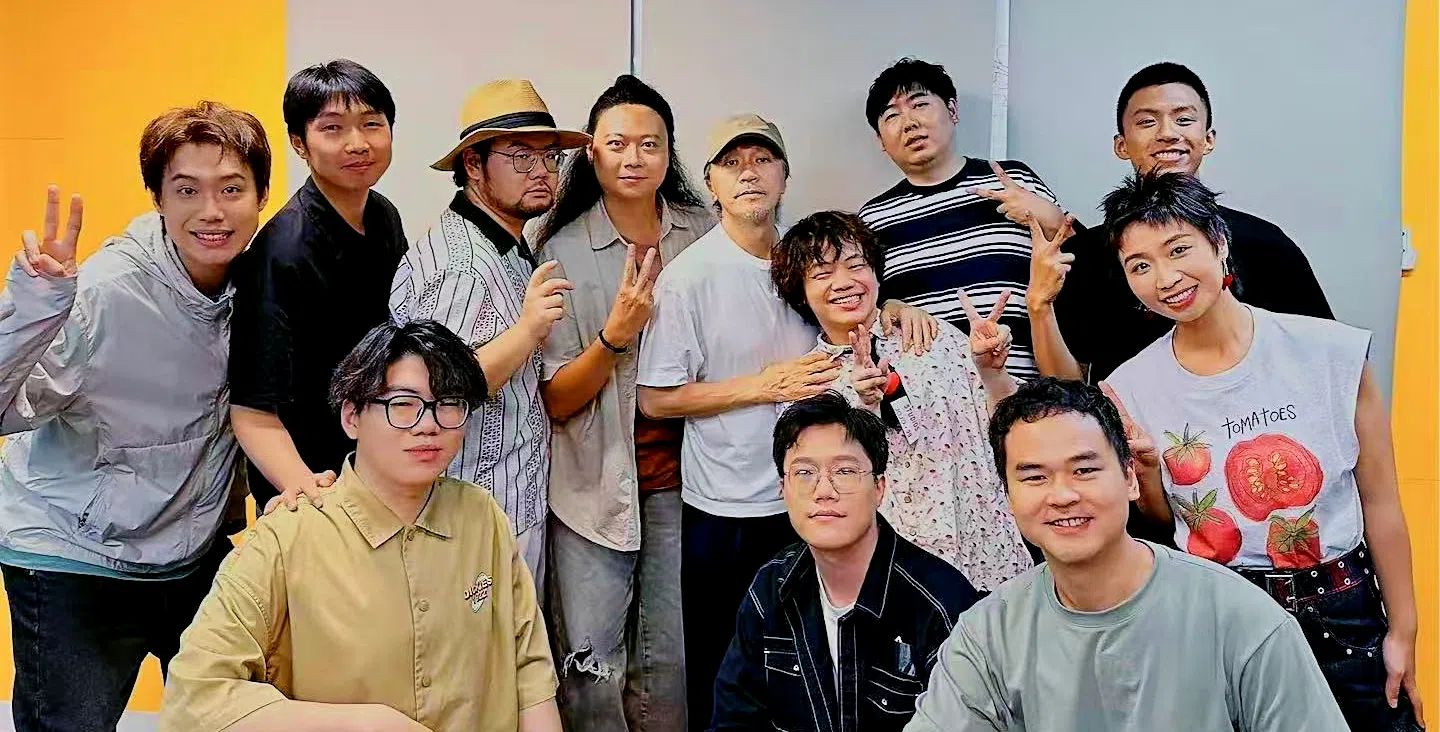 阿水（前排中）与“生日快乐队”队员一起见周星驰（后排右三），他说这是超额达成给自己设下的目标。（互联网）