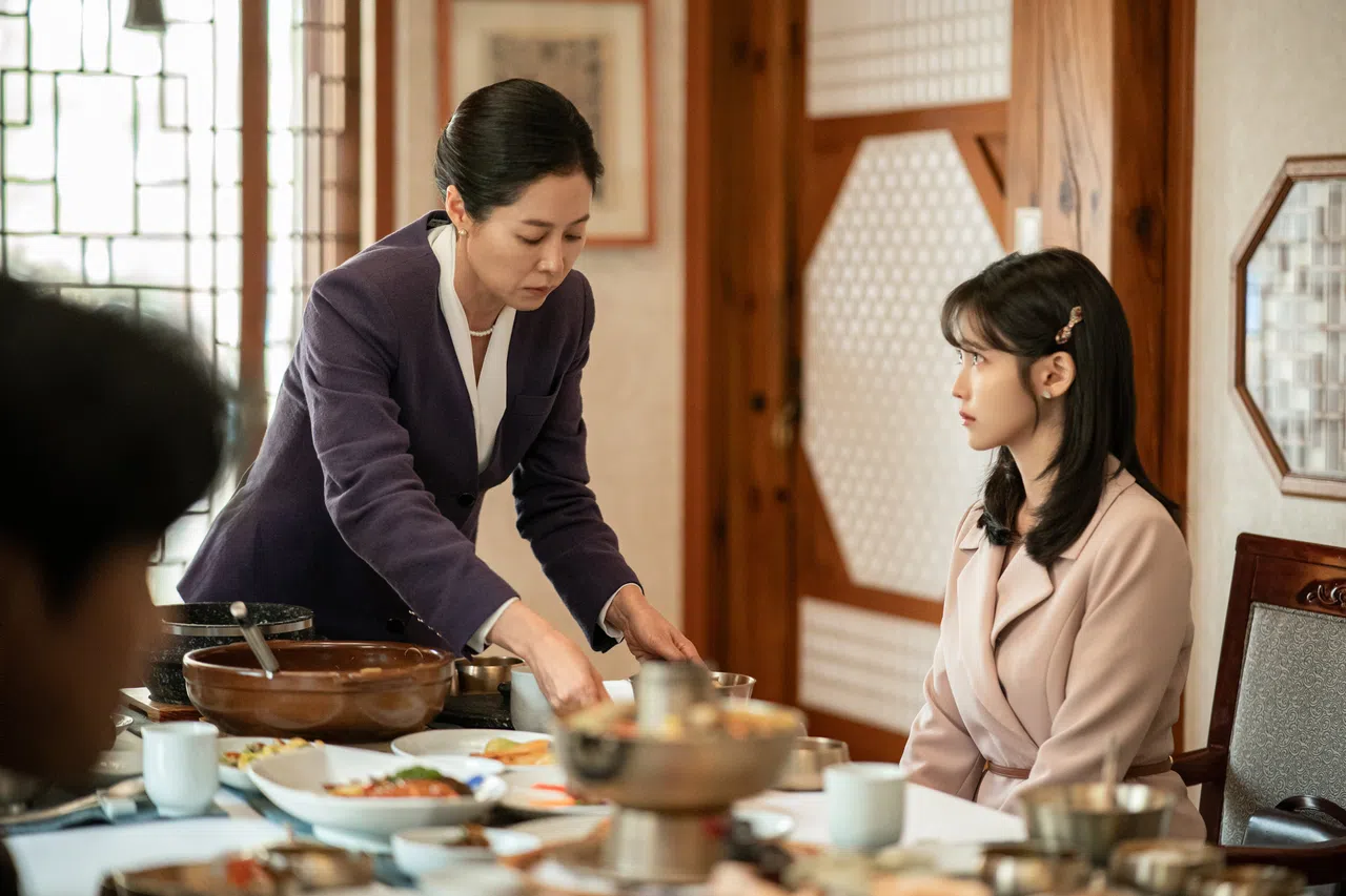 文素利（左）和IU在《苦尽柑来遇见你》中扮演母女。（Netflix提供）