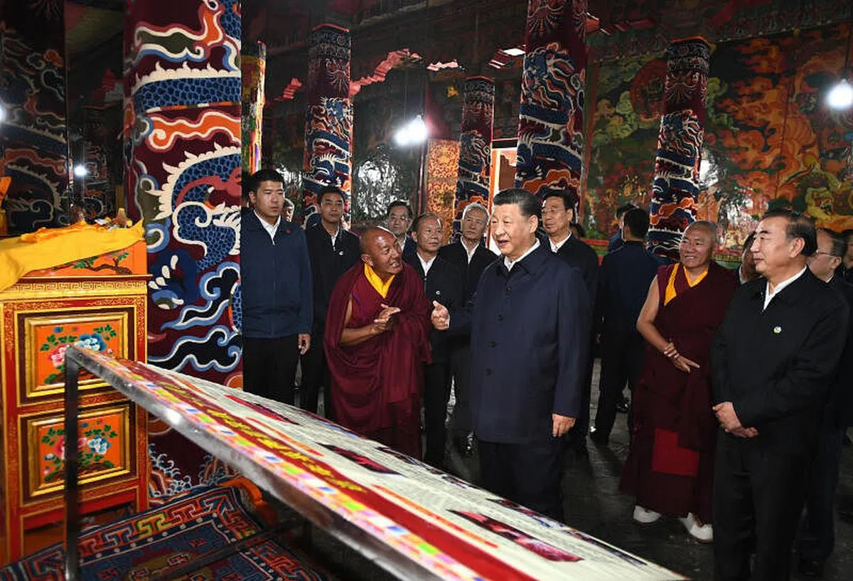 7月22日下午，习近平在位于拉萨西郊的哲蚌寺察看措钦大殿。（新华社）
