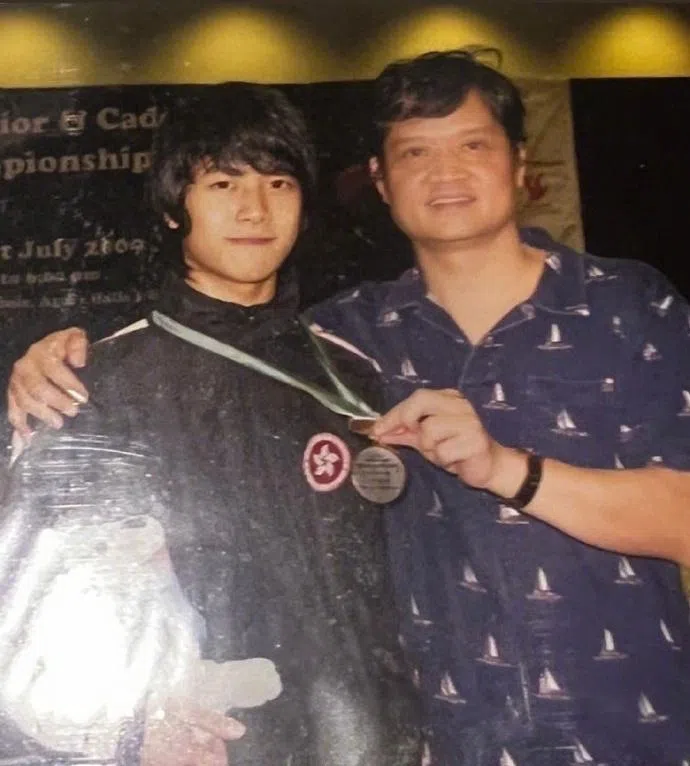 王嘉尔的父亲王锐基（右）是两度参加奥运会的击剑运动员。（王嘉尔公司提供）