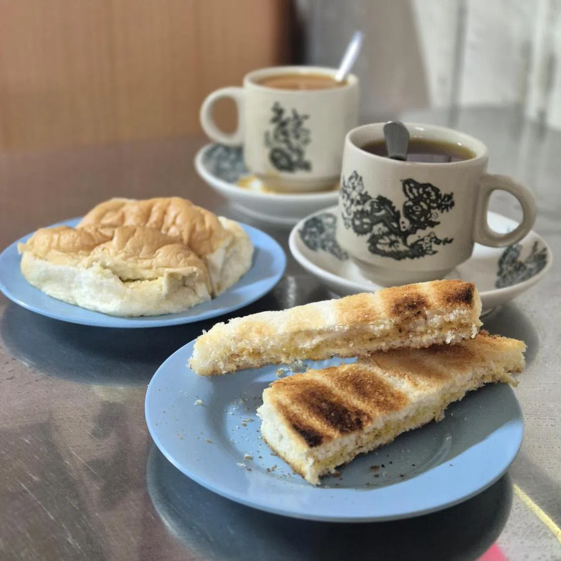 烤面包和蒸面包，再来杯咖啡茶，是小镇的国民早餐和下午茶。（陈爱薇摄）