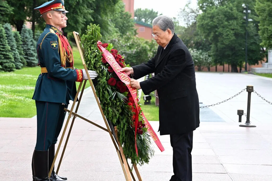 应俄罗斯联邦委员会主席马特维延科和国家杜马主席沃洛金邀请，中国全国人大常委会委员长赵乐际5月27日至30日对俄罗斯进行正式友好访问，并出席中俄议会合作委员会第11次会议。图为赵乐际星期三（27日）在莫斯科向俄无名烈士墓敬献花圈。（新华社）