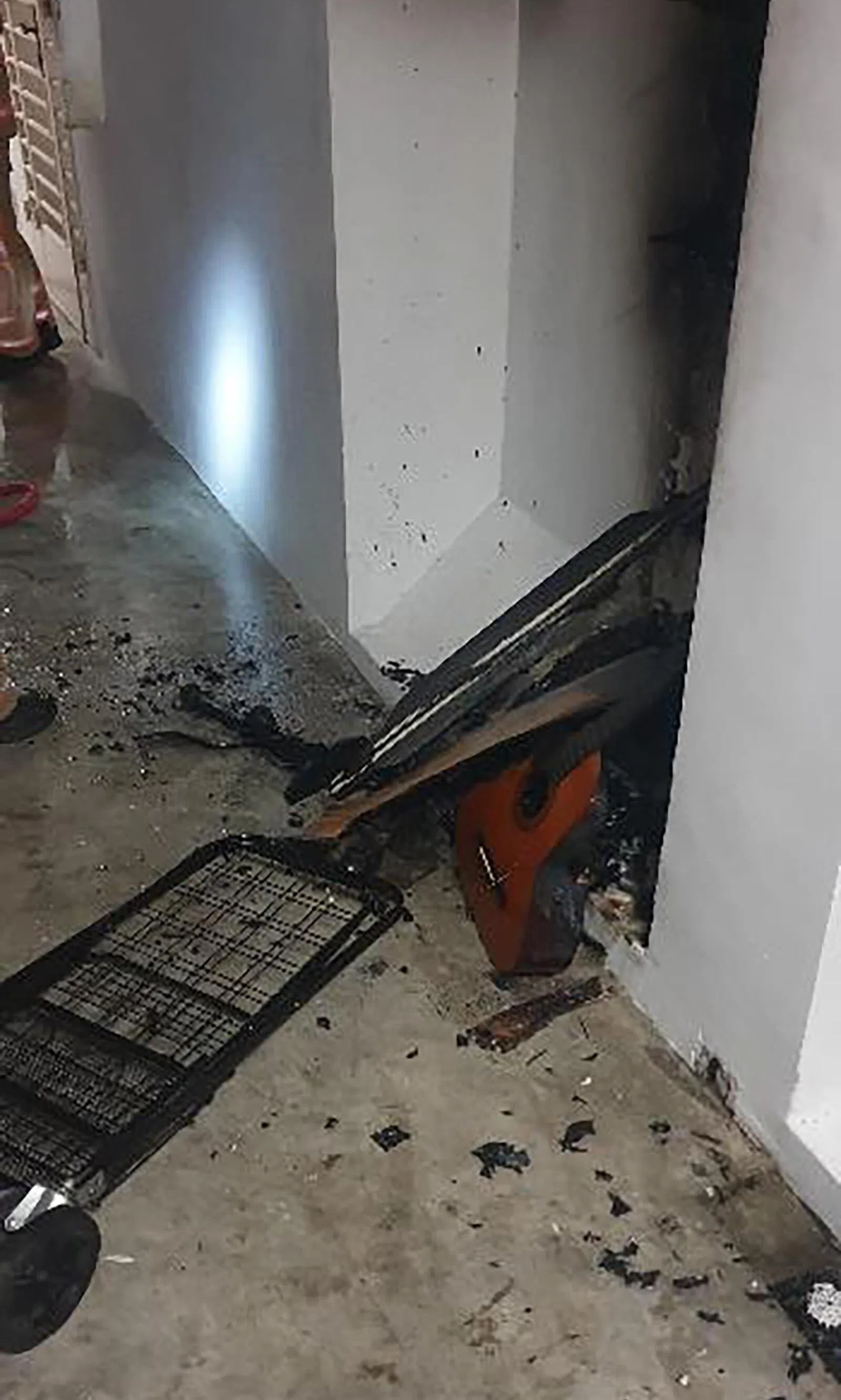 被告放火烧走廊上邻居的衣物。（取自法庭文件）