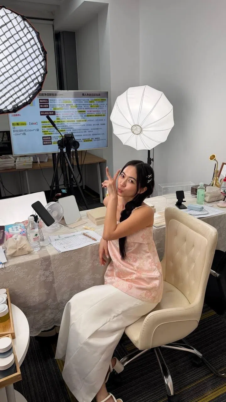 罗美仪主要是到中国和韩国直播卖护肤产品。（受访者提供）