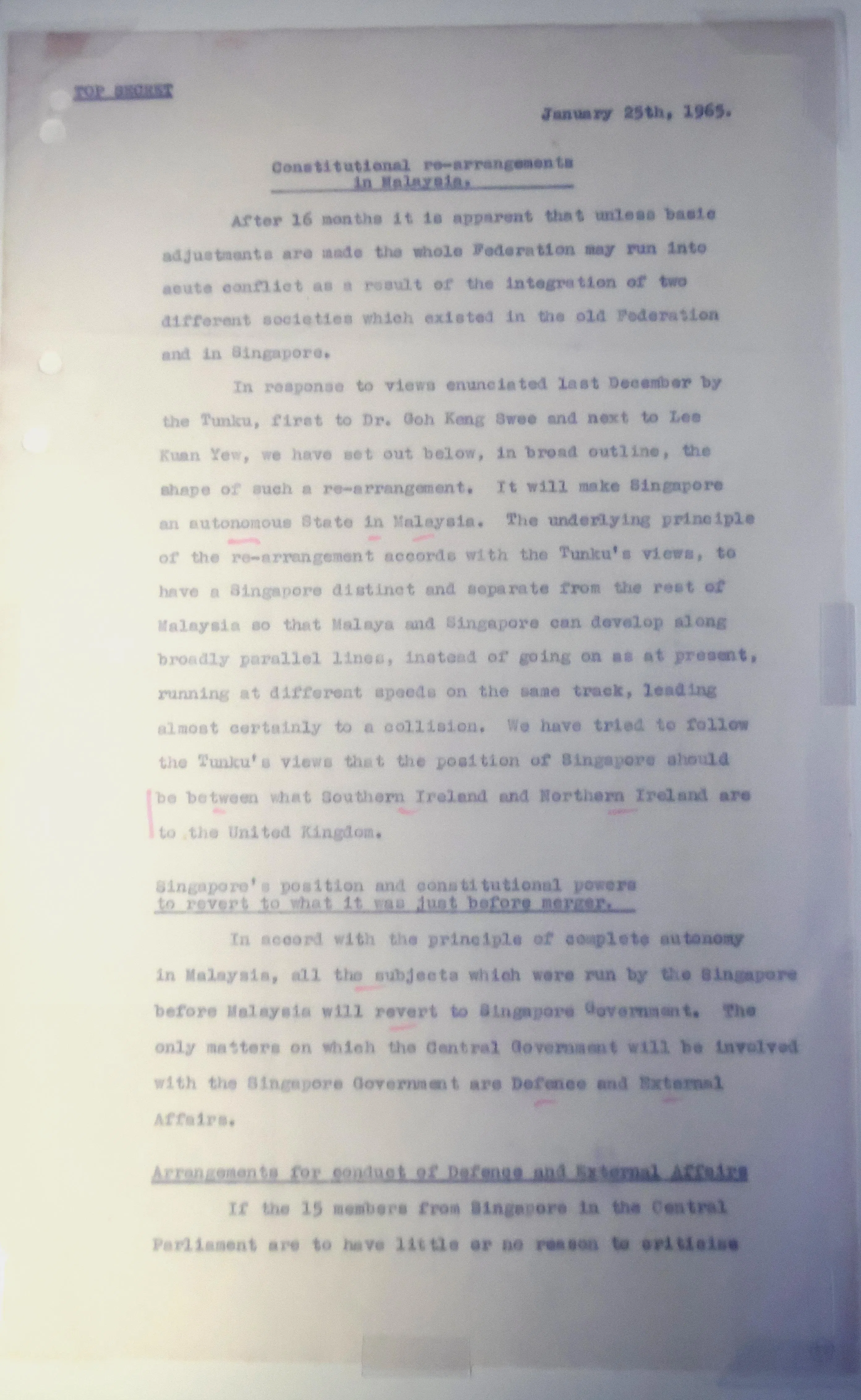 图为李光耀1965年1月25日就马来西亚宪制重新安排草拟的文件。（唐家鸿摄）