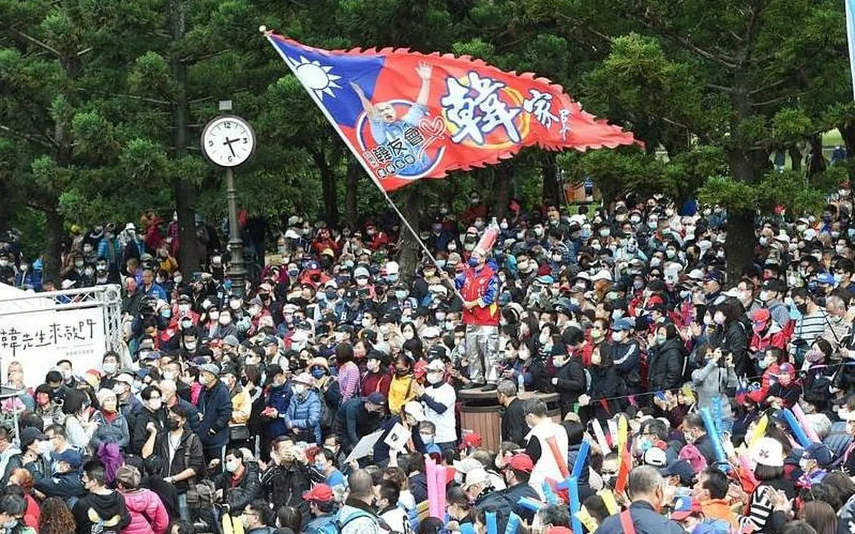大批韩国瑜的支持者今早在大安森林公园排队入场。（自由时报）