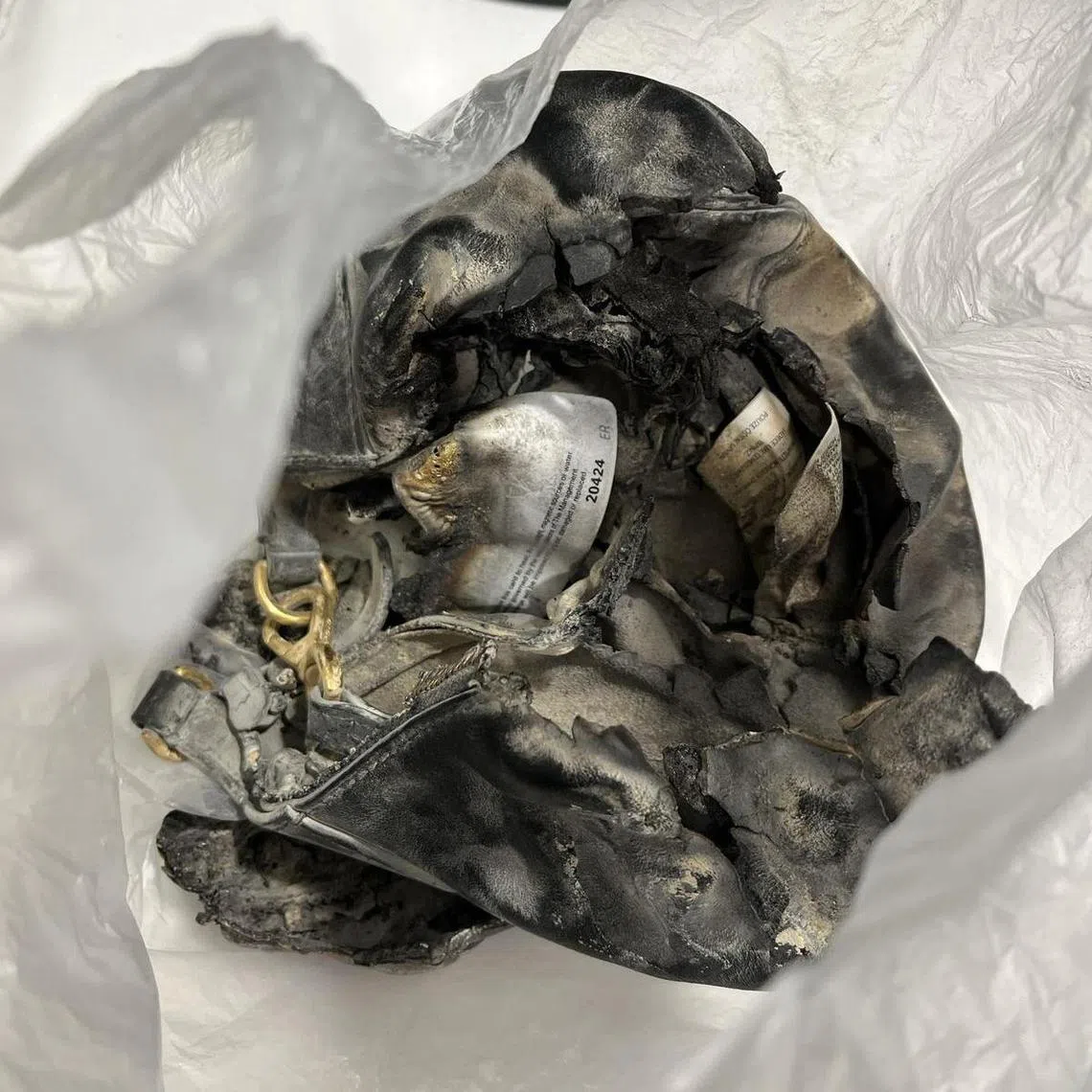 装着充电宝的真皮手提包只剩下金属部件还完整。（受访者提供）