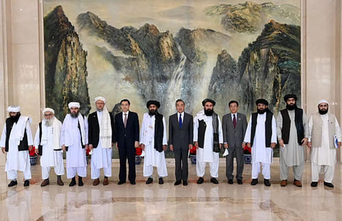 中国外长王毅28日在天津会见访华的阿富汗塔利班政治委员会负责人巴拉达尔一行。（中国外交部网站）