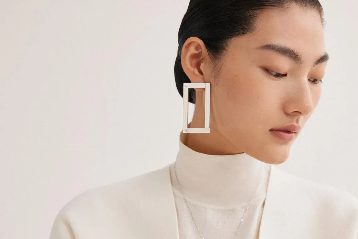 Dovetail意欲成为珠宝领域的“包豪斯”，图为燕尾榫925银银色饰面白玉耳饰。（取自品牌官网）